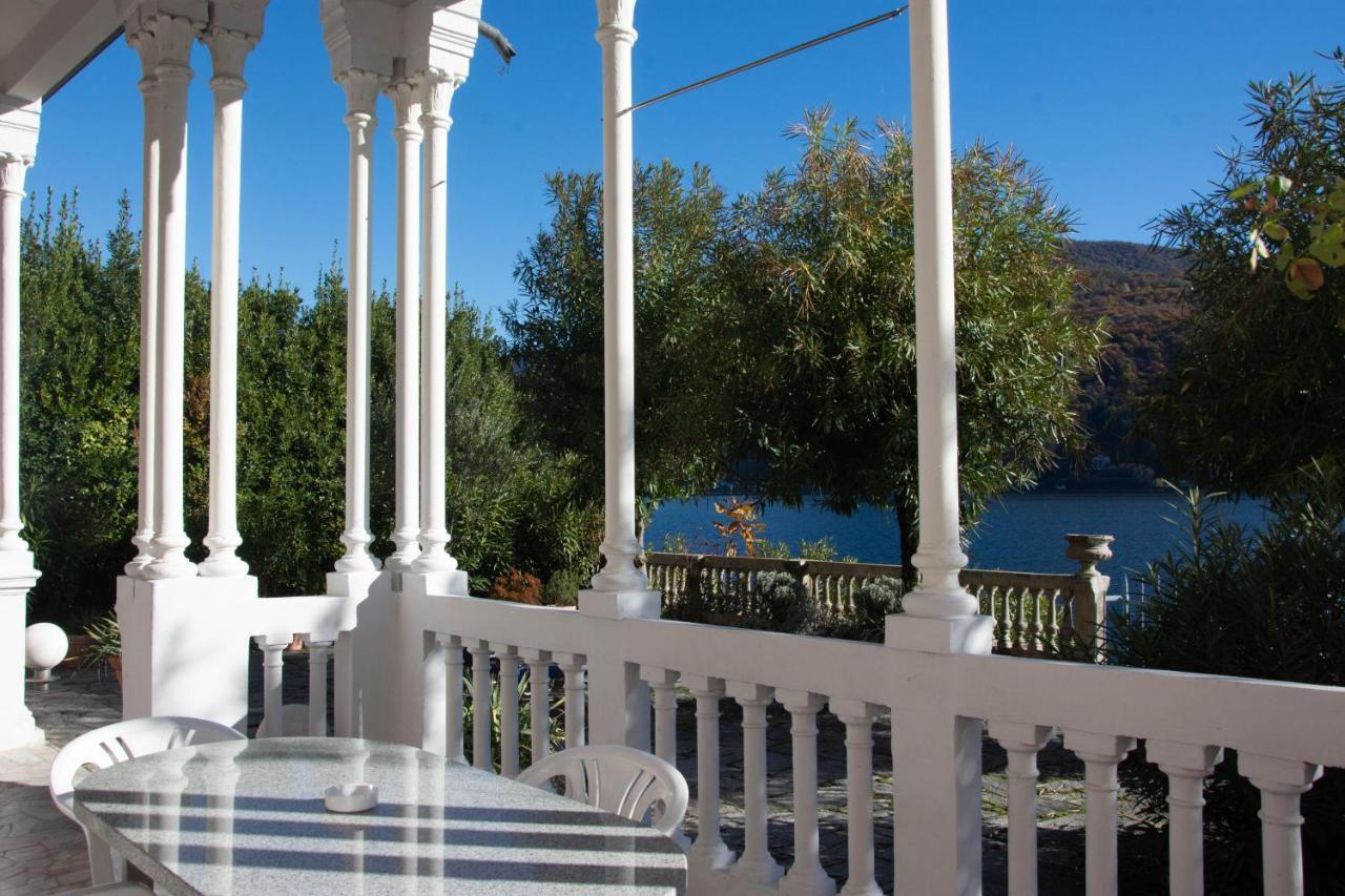 Residence Ville Lago Lugano Porto Ceresio Exterior foto